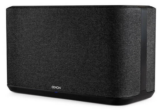 Czarny głośnik Denon, prostokątny kształt, materiałowy przód. Logo Denon. Czarna podstawa.