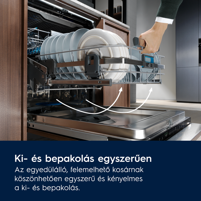 Egy személy kihúzza a mosogatógép tálcatartóját, tele tányérokkal.