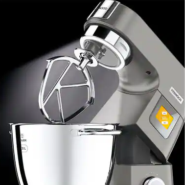 Ezüst KitchenAid mixer egy tálkával és habverő tartozékkal. Világítási effektusok.