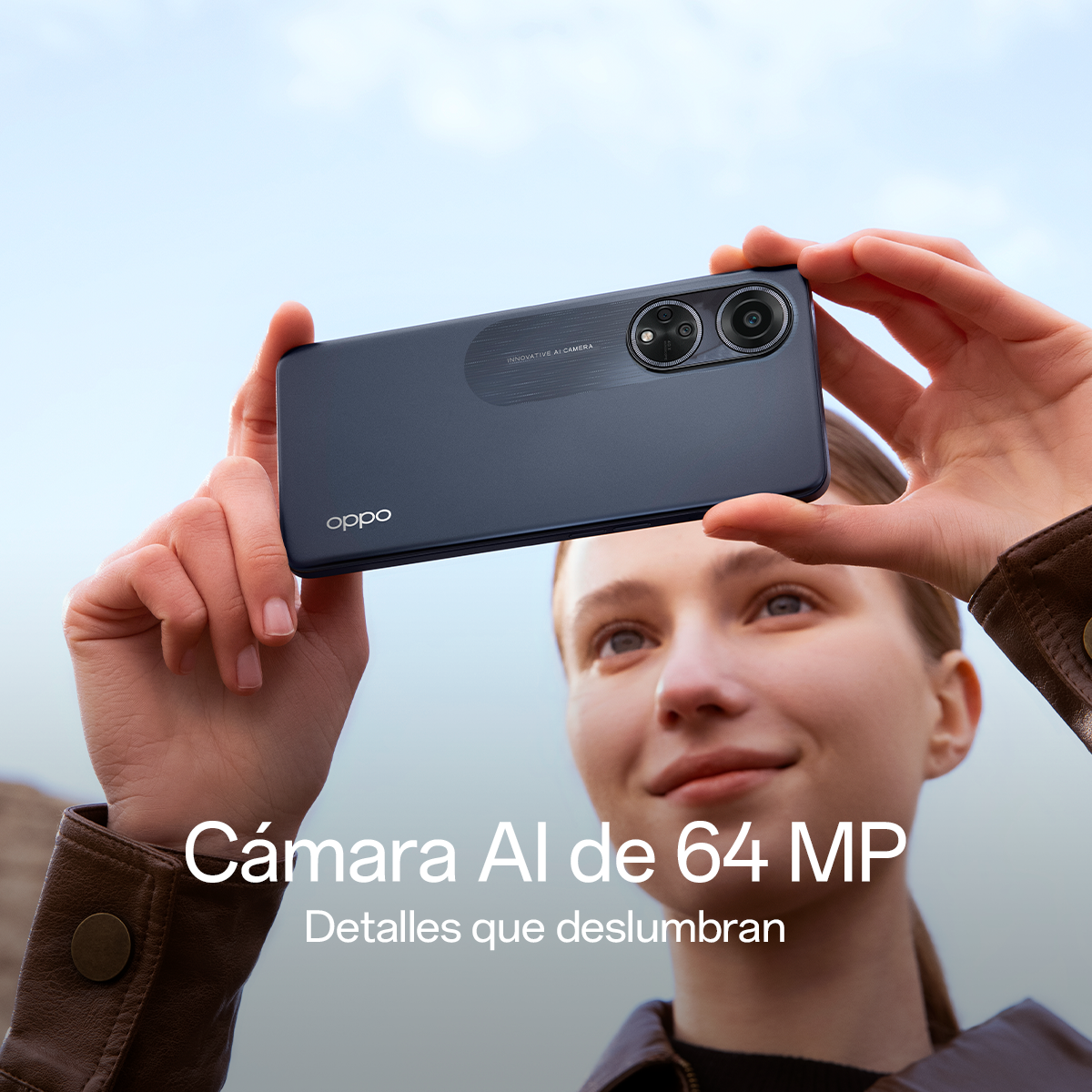 Mujer sosteniendo un teléfono con doble cámara. Texto: 'Cámara IA Innovadora' y '64 MP'.