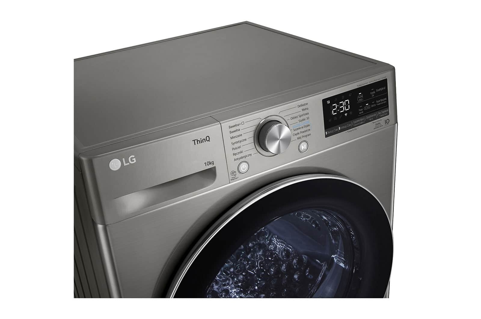 Pralka pokazana jest pod kątem z widocznym panelem przednim. Ma wyświetlacz cyfrowy i pokrętło.