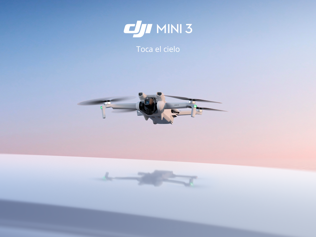 Un dron blanco volando en cielo azul. El dron tiene las hélices extendidas.
