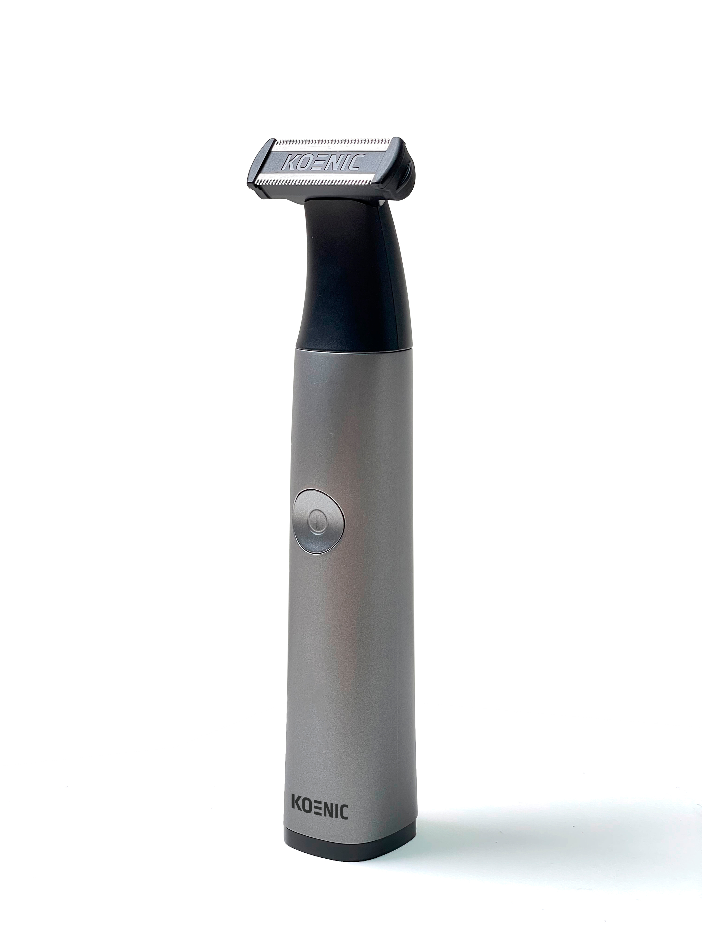 Silberner Bodygroomer auf weißem Hintergrund. Hat einen schwarzen Kopf mit Trimmerklinge und Ein-/Aus-Taste.