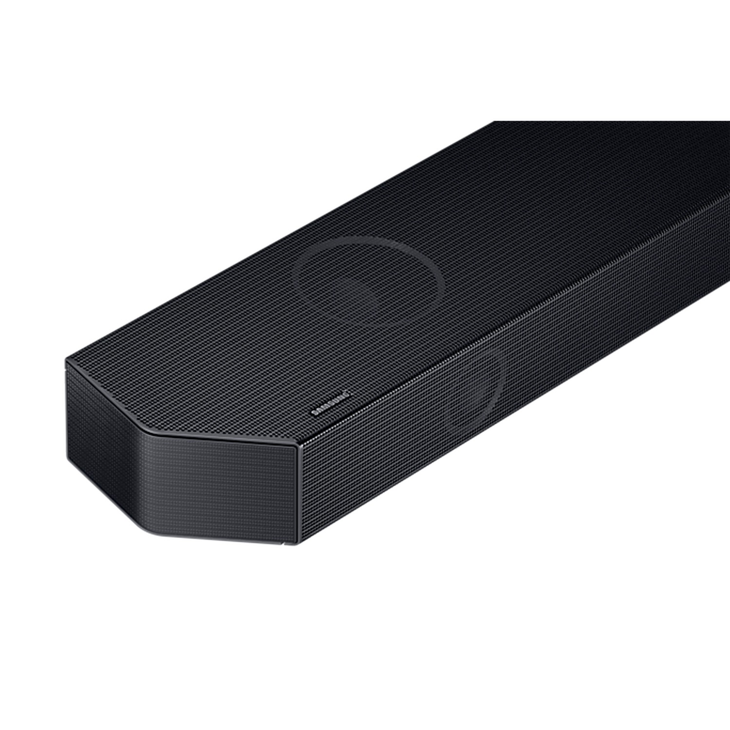 Zwarte soundbar, schuine weergave. Mesh voorkant, Samsung logo. Donker oppervlak.