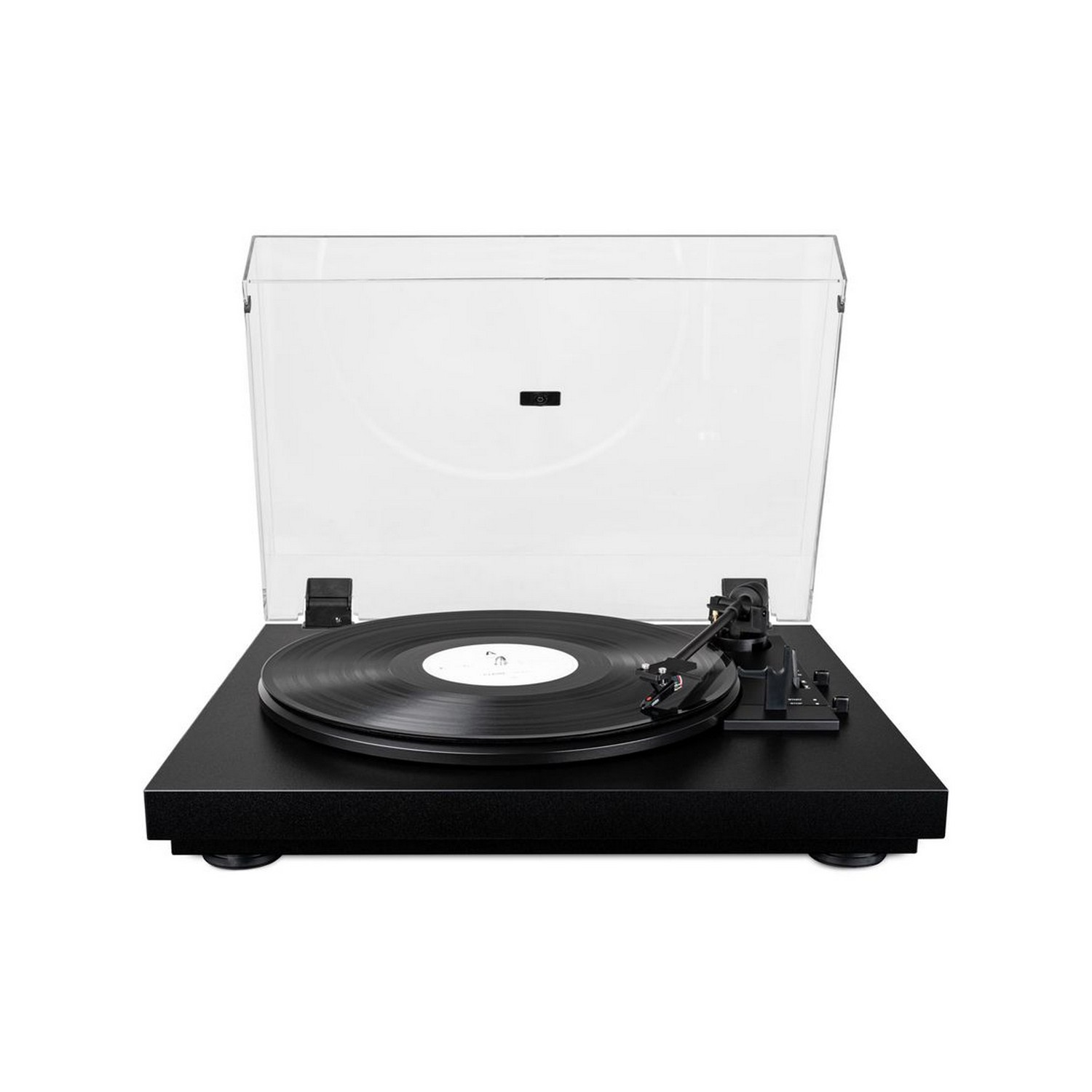 Platine vinyle noire avec un couvercle transparent, un disque vinyle sur le plateau.