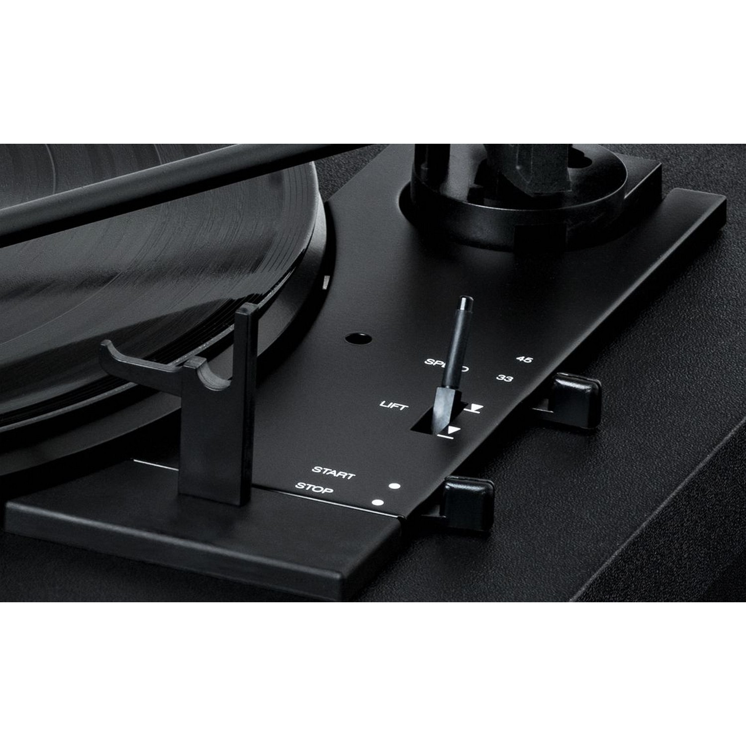 Gros plan d'une platine noire avec commandes de démarrage/arrêt et de vitesse; un disque vinyle noir est présent.