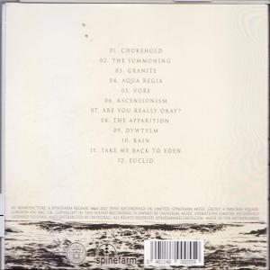 Albumcover mit Titelliste auf beigem Hintergrund. Unten Barcode und Logo.