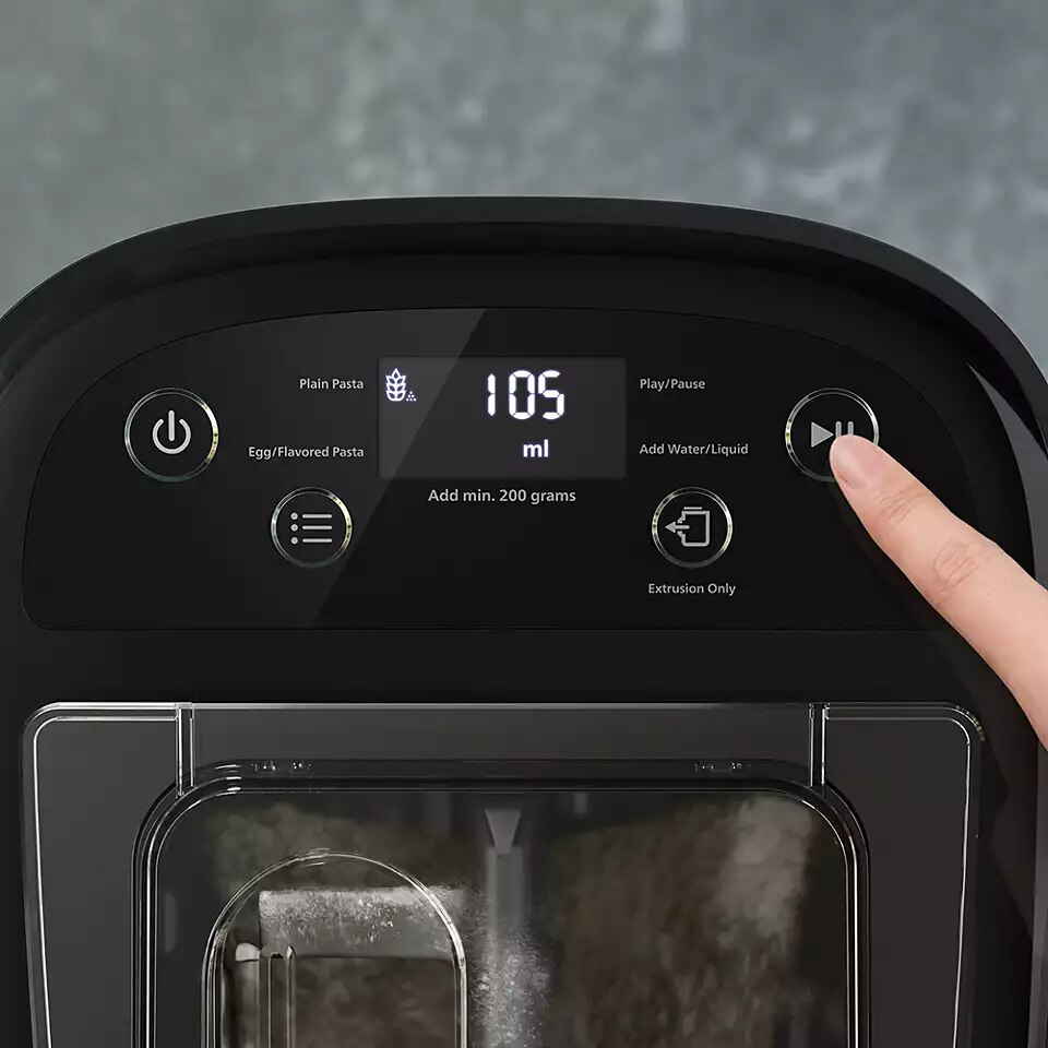 Czarny panel sterowania maszynki do makaronu: włącznik/wyłącznik, jajko, płyn, wyświetlacz 105 ml, przycisk odtwarzania.
