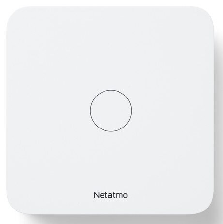 Białe, kwadratowe urządzenie Netatmo z okrągłym przyciskiem pośrodku i logo Netatmo poniżej.