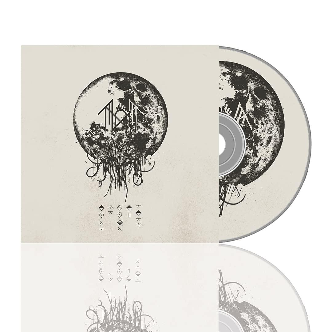 CD-Hülle mit schwarz-weißem Design. Ein großer Mond mit stilisiertem Logo und Symbolen. CD ist teilweise sichtbar.