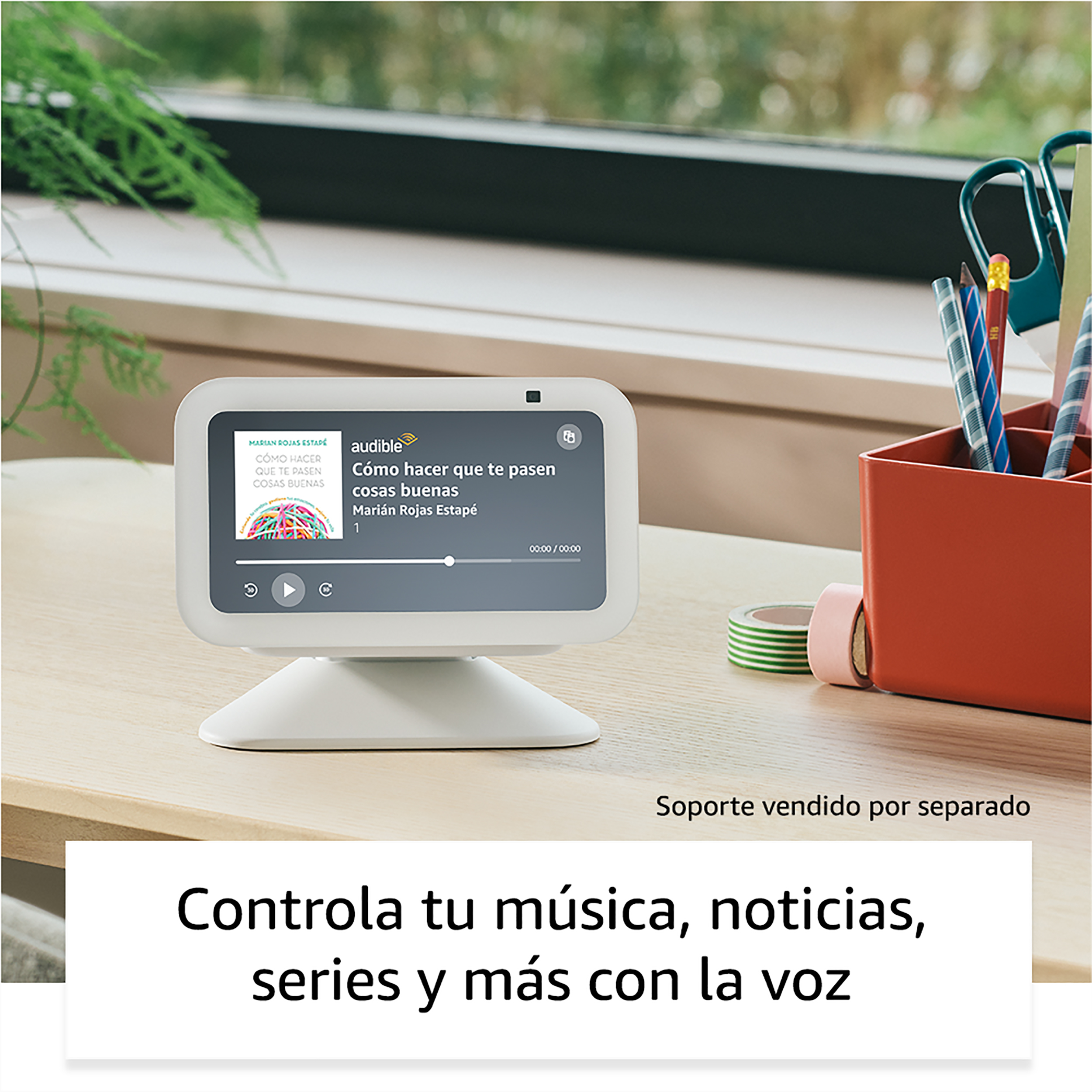 Pantalla inteligente blanca sobre escritorio con bolígrafos, cinta y portada de libro.