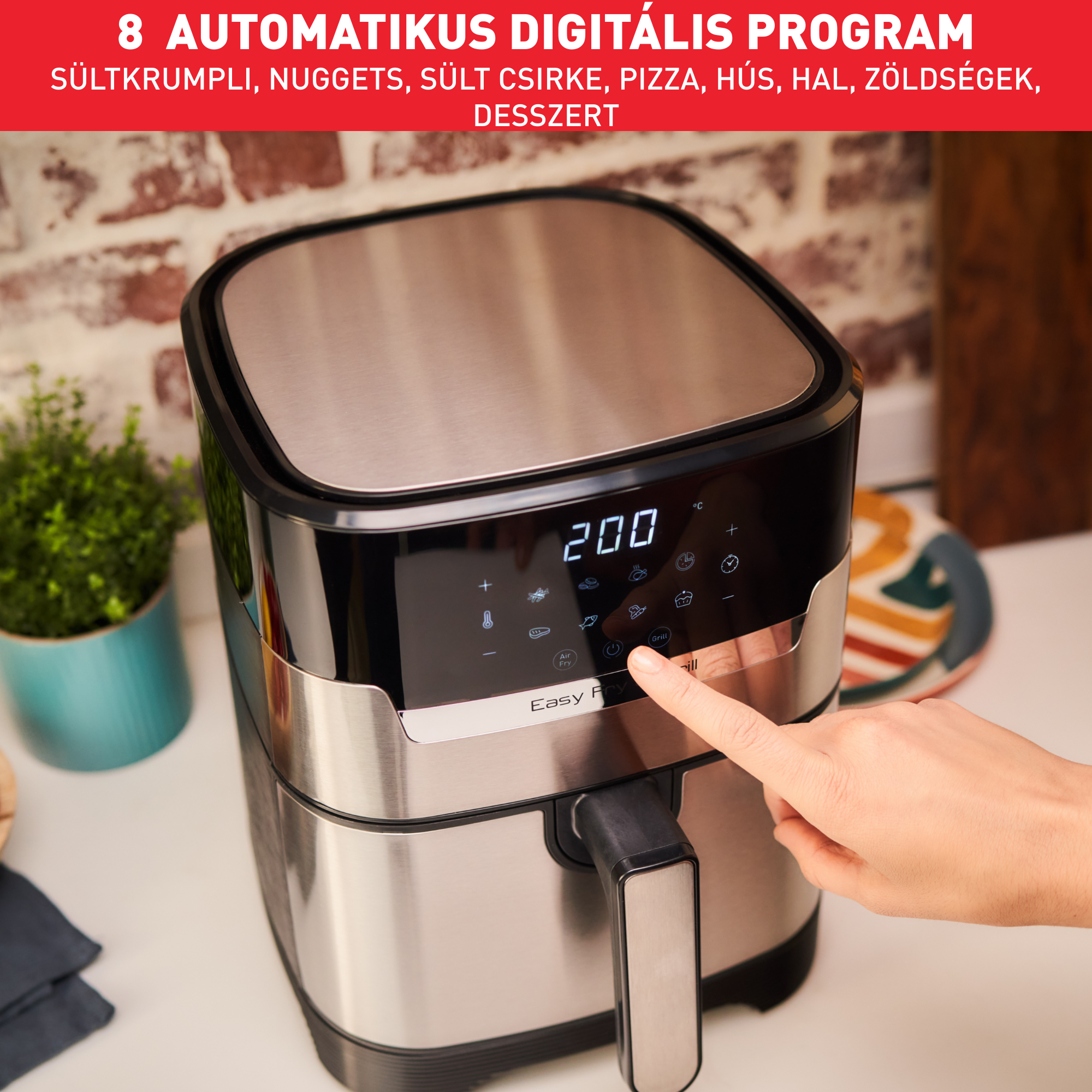 Egy forró levegős sütő, egy kéz megnyom egy gombot. A szöveg: '8 Automatikus digitális program'.