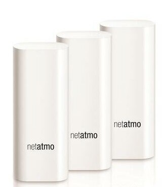 Trzy białe urządzenia smart home Netatmo. Na każdym z nich nadrukowano 'netatmo'.
