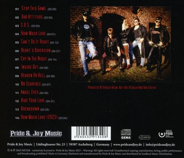 Albumcover mit Bandmitgliedern. Text: Album-Trackliste, Albumtitel. Hintergrund: Backsteinmauer, Gras.