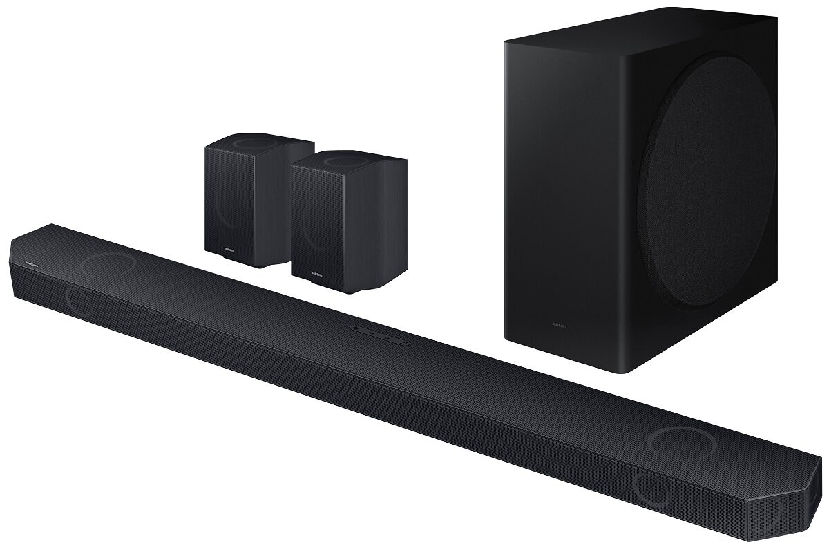 Czarny soundbar, subwoofer i dwa głośniki satelitarne na białym tle.