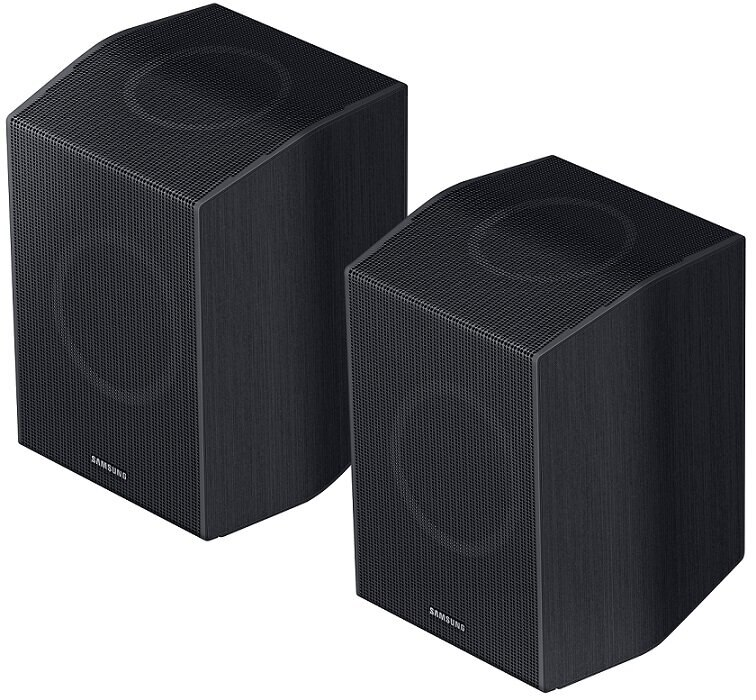 Dwa czarne, kanciaste głośniki Samsung na białym tle.