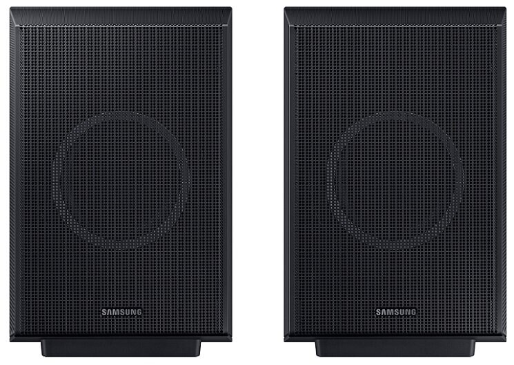 Dwa czarne głośniki Samsung z siatkowym przodem na białym tle.