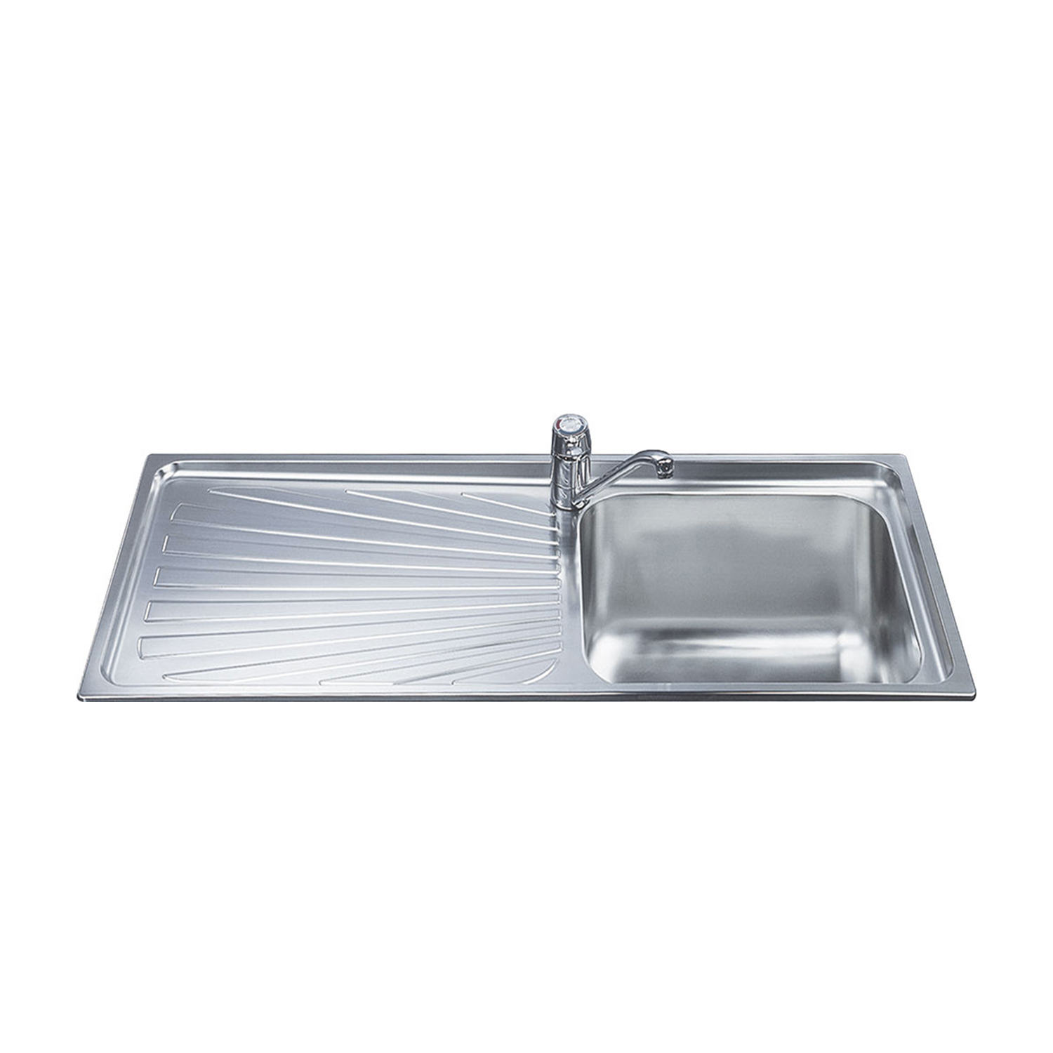 Lavello in acciaio inox con rubinetto. Ha uno scolapiatti grande. Sfondo bianco.