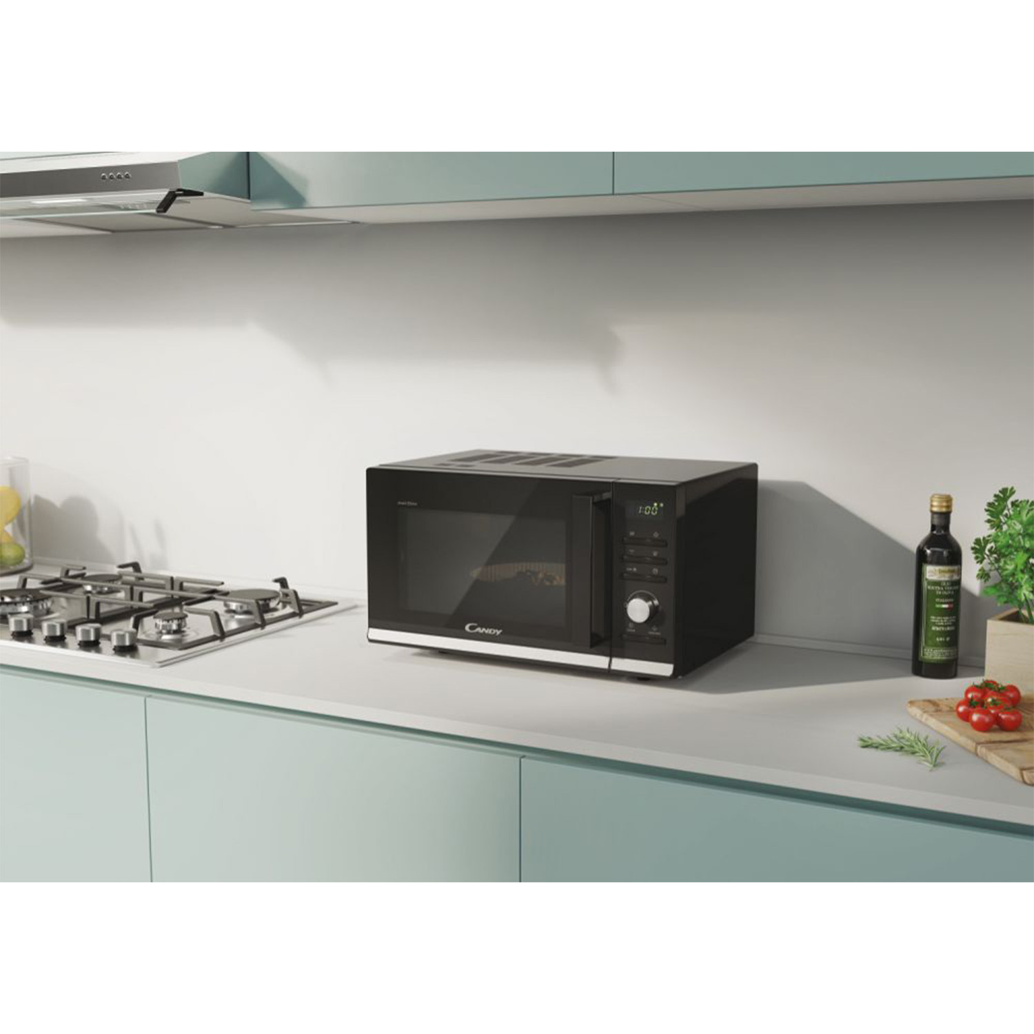 Un forno a microonde nero su un piano di lavoro della cucina. Un fornello a gas e olio d'oliva sono sullo sfondo.