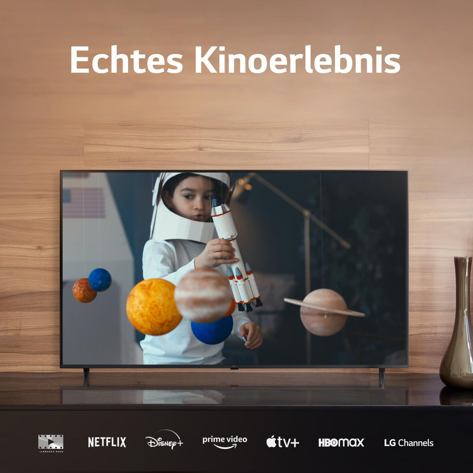 Fernseher mit Kind im Raumanzug. Beworben als echtes Kinoerlebnis.