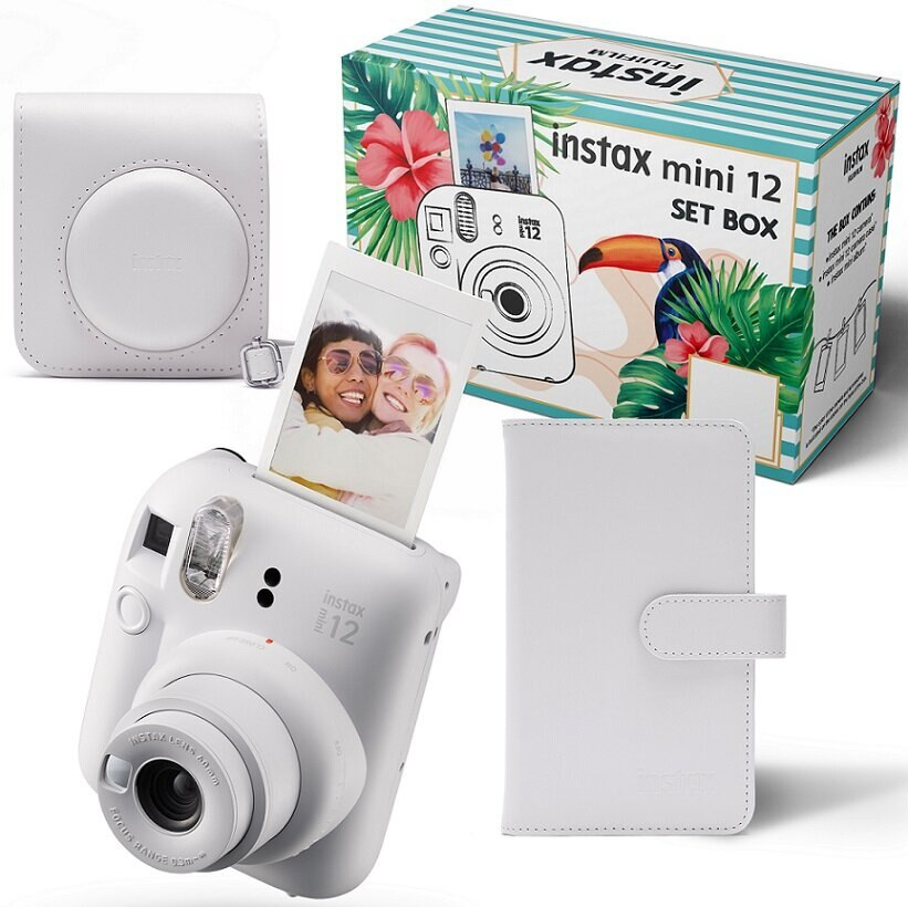 Biały aparat Instax i akcesoria w pudełku, ze zdjęciem dwóch uśmiechniętych osób.