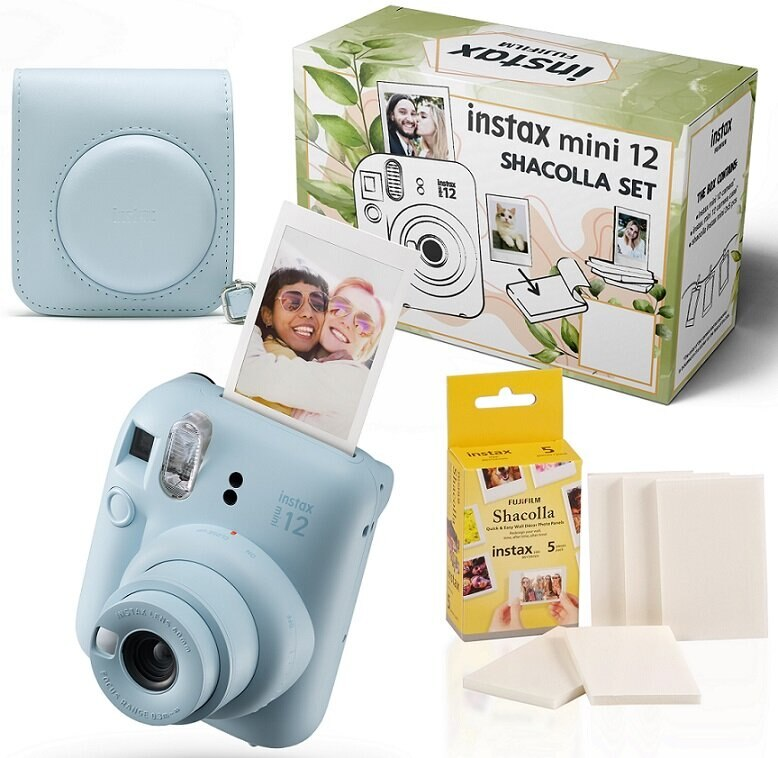 Jasnoniebieski aparat Instax Mini 12 z etui, filmem i zestawem pudełkowym, ze zdjęciem dwóch kobiet.