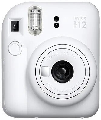 Biały aparat Instax Mini 12. Widoczny obiektyw, lampa błyskowa i przyciski.
