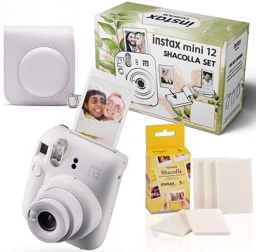 Biały aparat Instax mini 12 i akcesoria. Zawiera etui, zdjęcia i opakowania filmu.