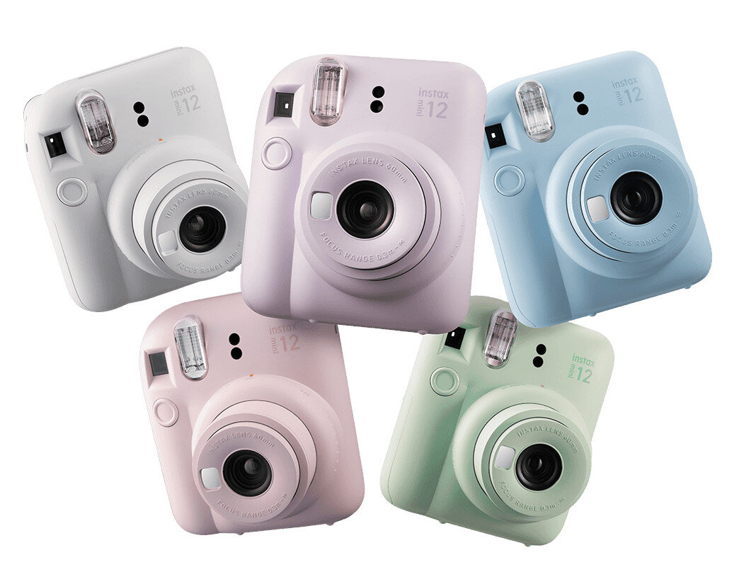 Pięć aparatów Instax 12 w różnych kolorach, w tym białym, różowym, liliowym, niebieskim i zielonym.