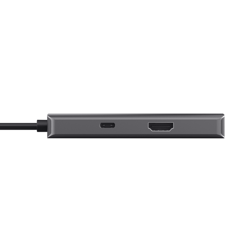 Egy szürke többportos adapter közeli képe USB-C és HDMI portokkal.