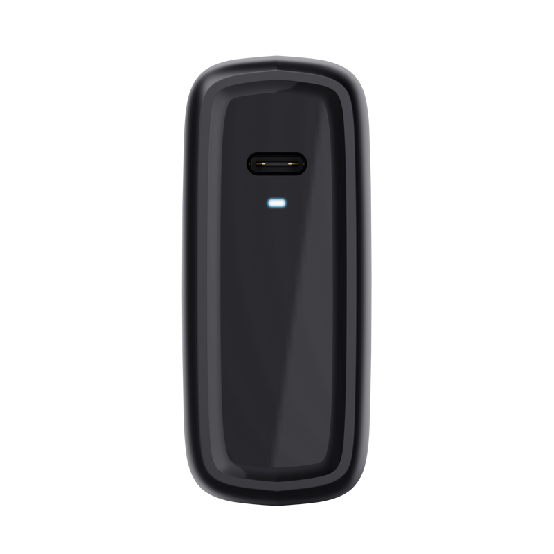 Fekete, téglalap alakú töltőeszköz USB-C porttal. Egy kék fény világít. Fekete háttér.
