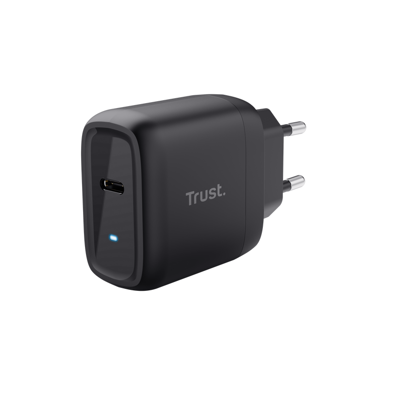 Fekete töltő USB-C porttal és dugóval. A 'Trust' szó van ráírva.