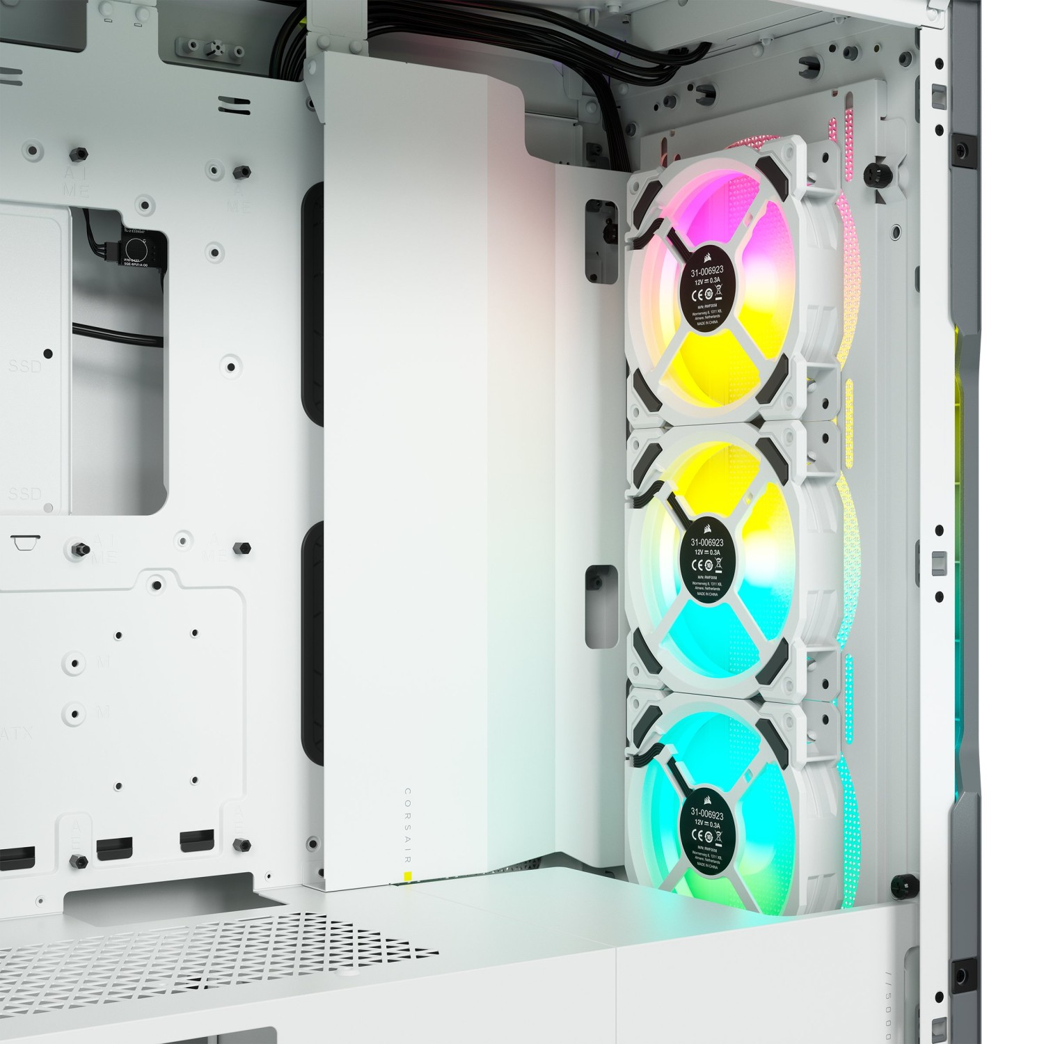 In einem weißen Computergehäuse mit drei RGB-Lüftern, weißen Innenwänden und weißem Hintergrund.
