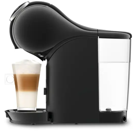Fekete kávéfőző egy pohár latte-val. Fehér háttér.