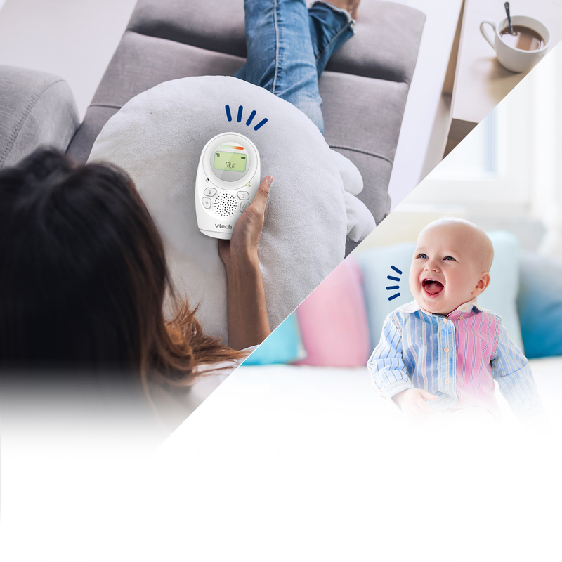 Képosztás: nő bébiőrrel, nevető baba. Monitor szöveget mutat. Háttér: kanapé, lágy fény.