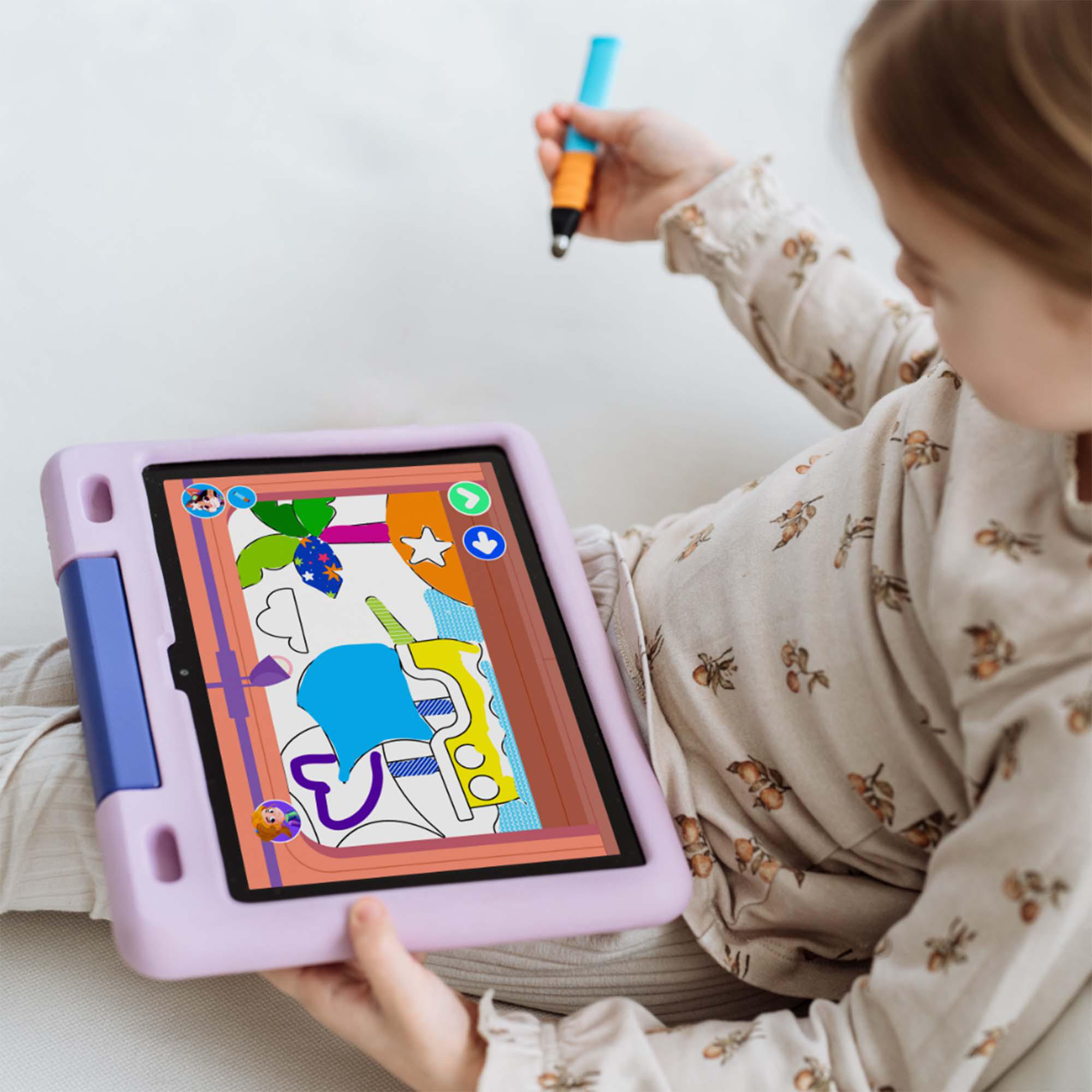 Kind benutzt Tablet mit Zeichnung auf dem Bildschirm. Gesicht des Mädchens nicht sichtbar.