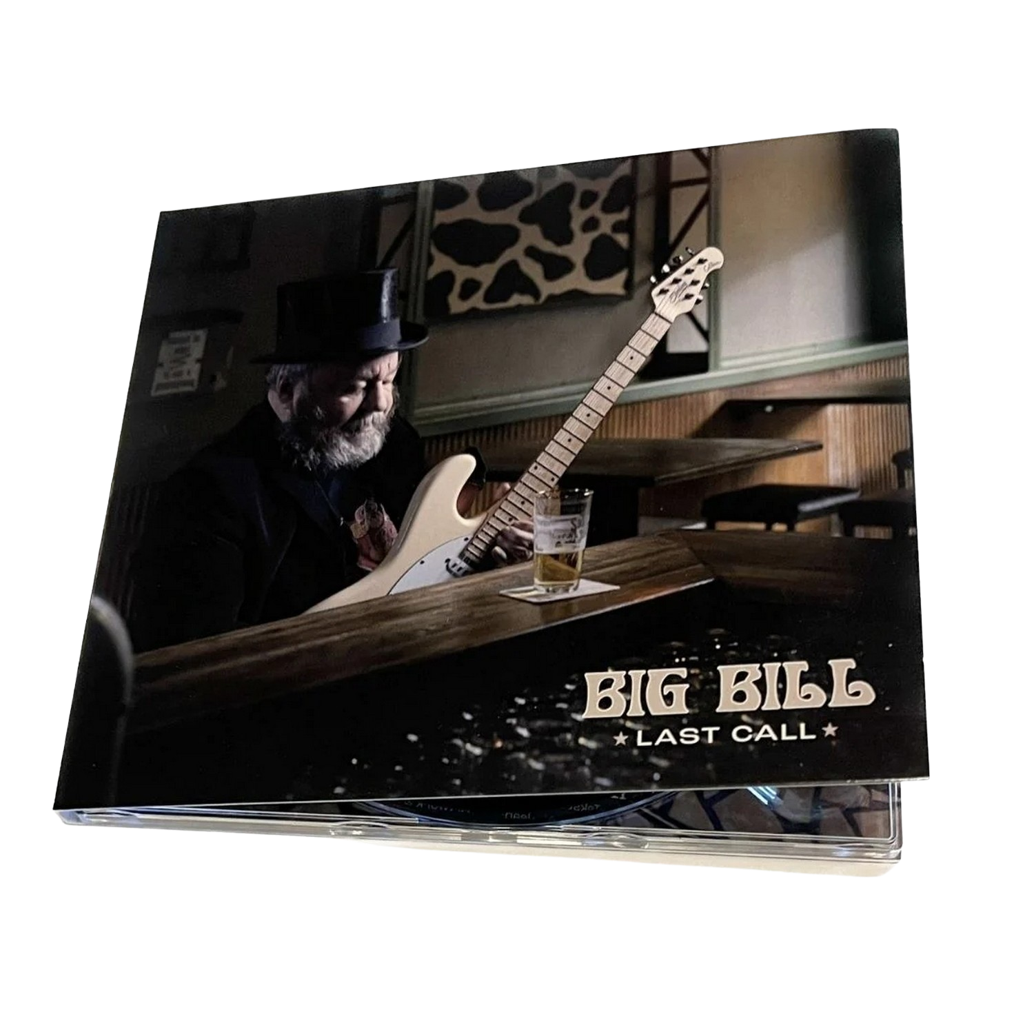 Pochette de CD avec un homme jouant de la guitare dans un bar. Le CD est 'Big Bill Last Call'. Guitare et bière visibles.