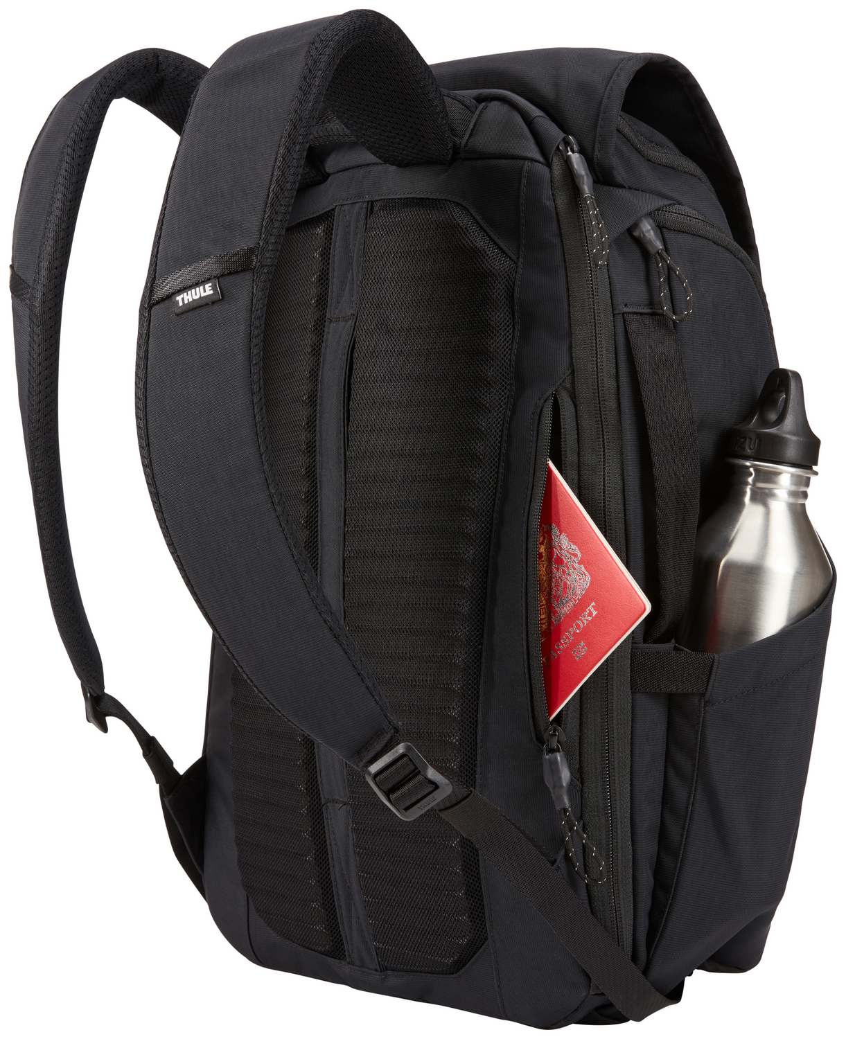 Mochila negra con pasaporte en bolsillo lateral y botella de agua plateada en el bolsillo lateral.
