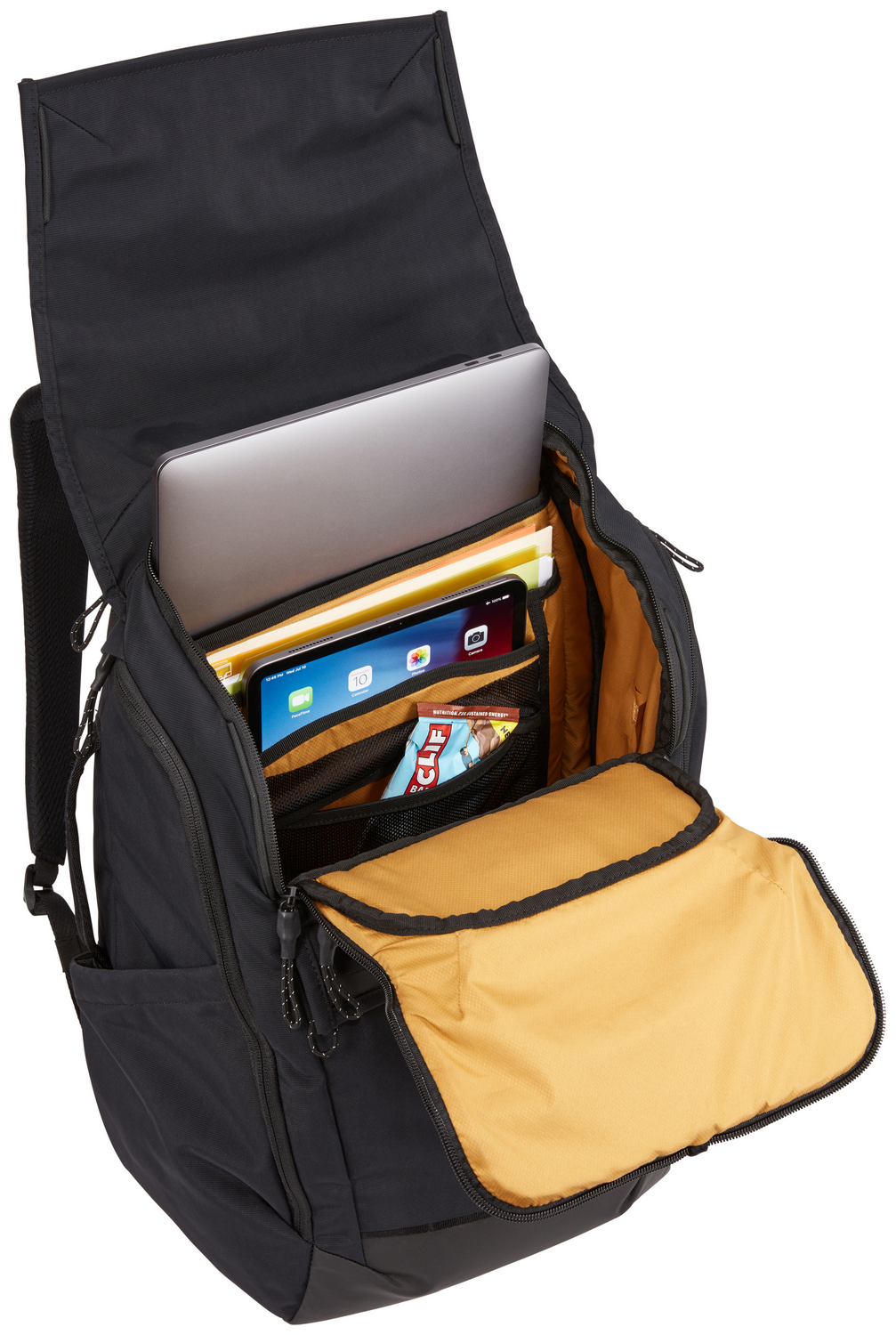 Mochila negra con portátil, tableta y documentos dentro.