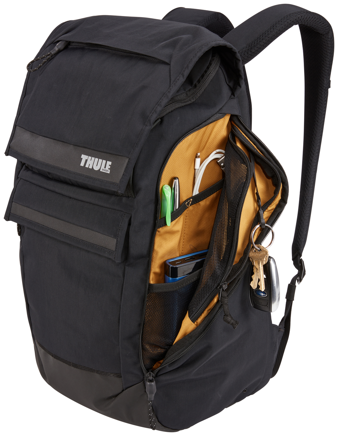Mochila Thule negra con compartimentos abiertos y contenido visible.