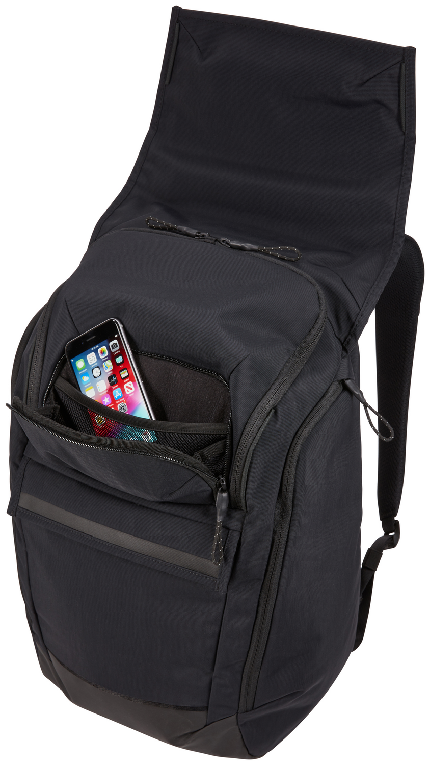 Una mochila negra con un smartphone en el bolsillo delantero; está parcialmente abierta, mostrando el interior.
