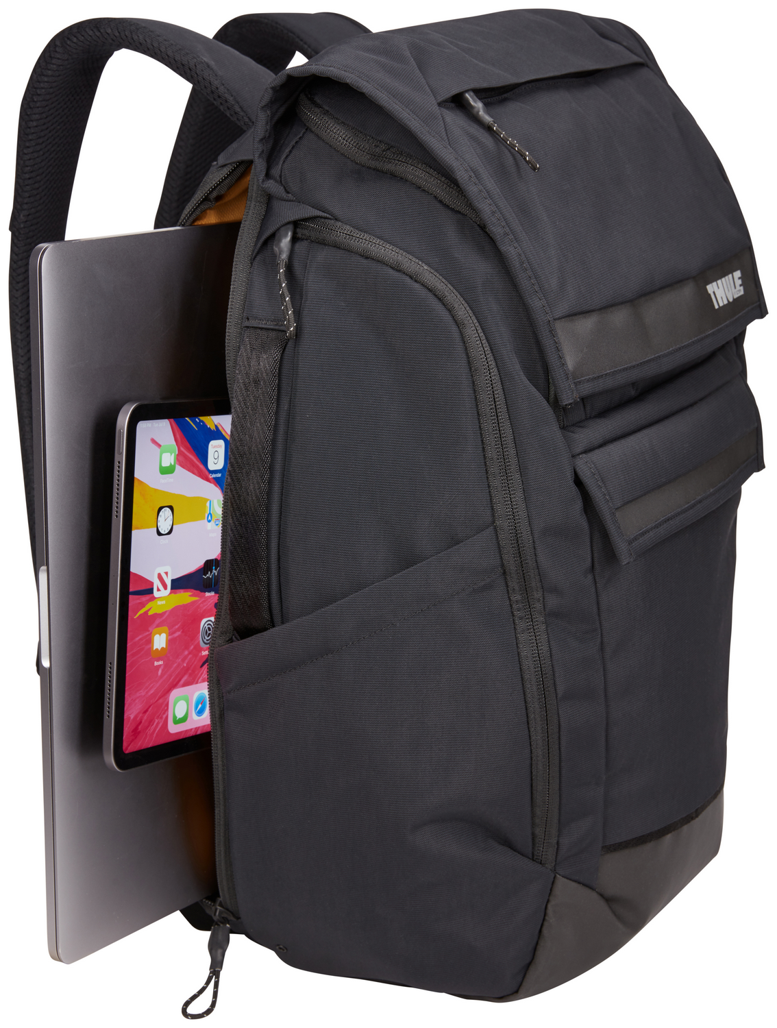 Mochila negra con portátil y tableta en bolsillo lateral. Logotipo Thule visible.
