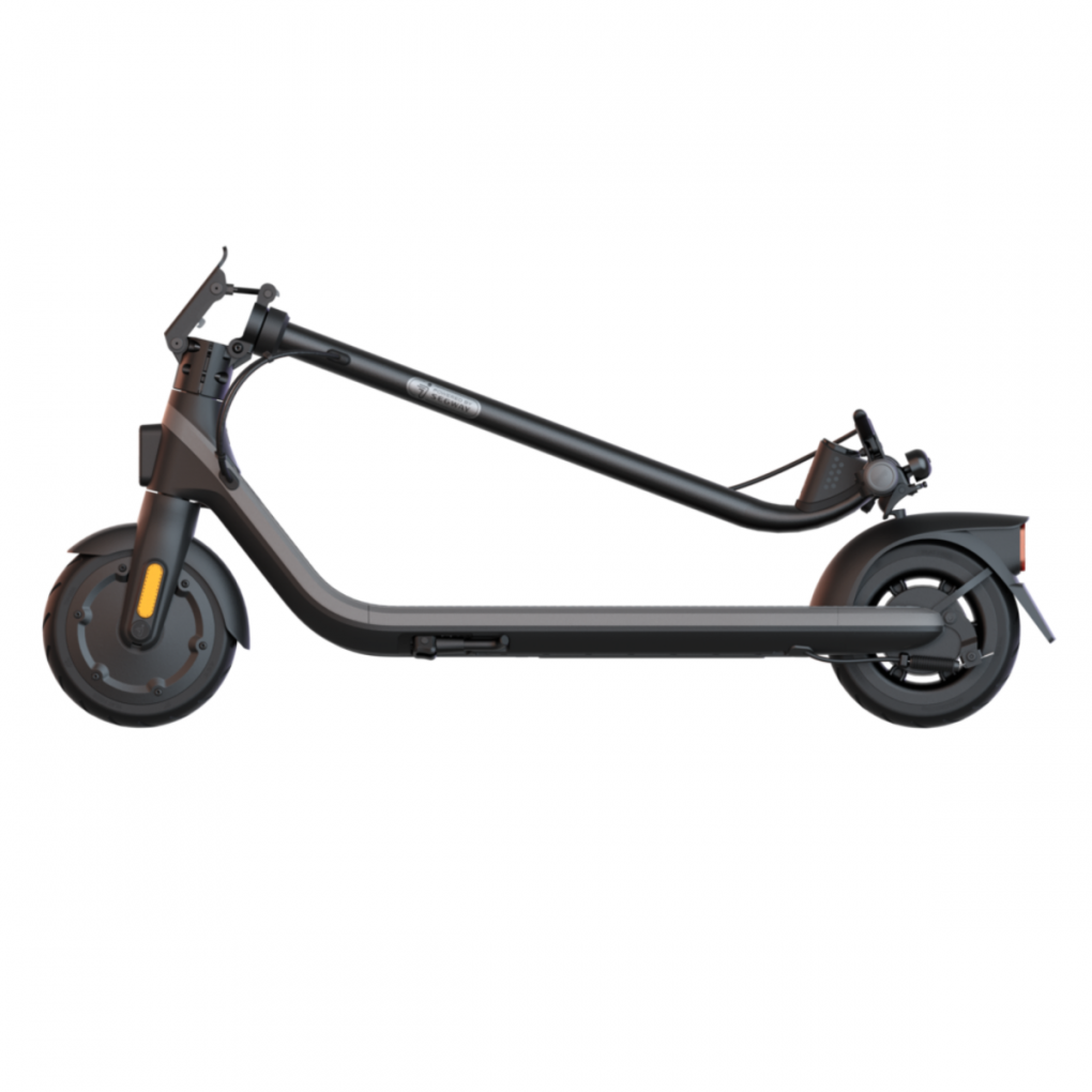 Fekete elektromos roller fehér háttéren, oldalnézet.