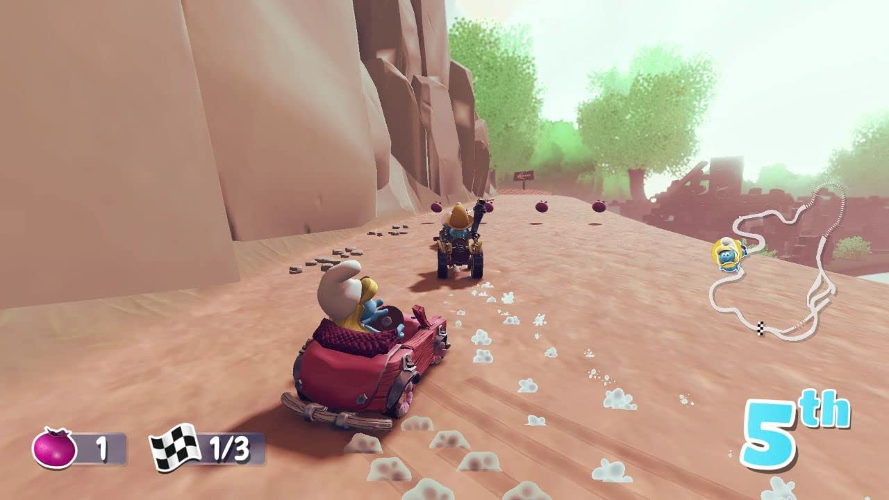 Juego de carreras de los Pitufos, con un Pitufo en un coche rojo en una pista, mostrando el 5º lugar.