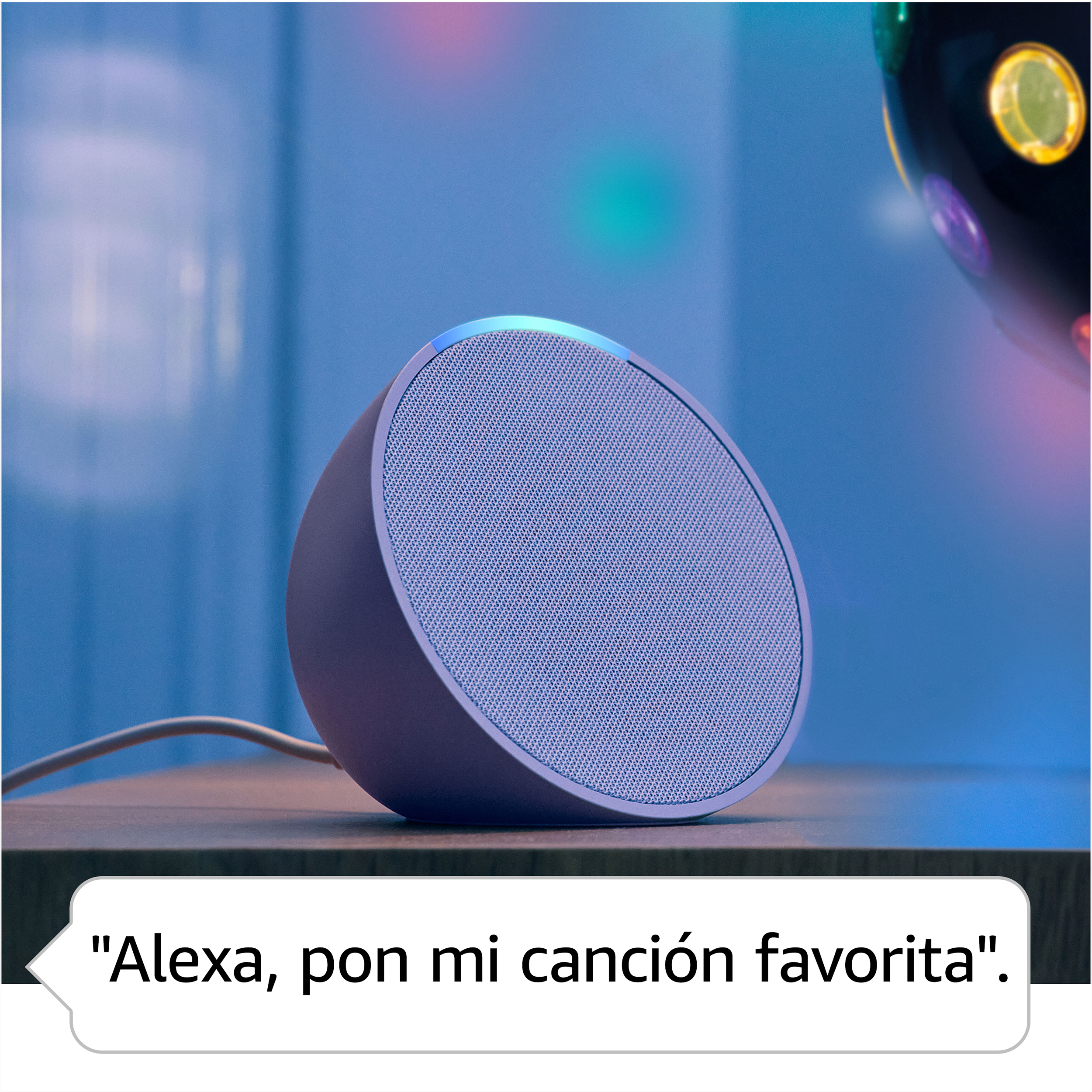 Un altavoz inteligente lila claro con una burbuja de comando de voz que dice: "Alexa, pon mi canción favorita".