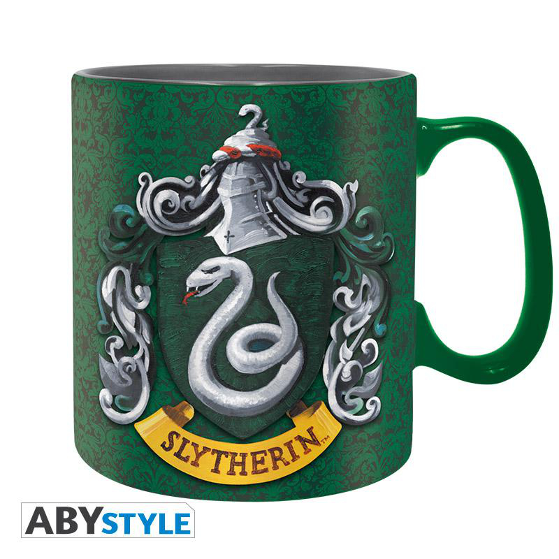 Slytherin-Tasse mit grünem Henkel und Wappen. Weißer Hintergrund und grüne Details.