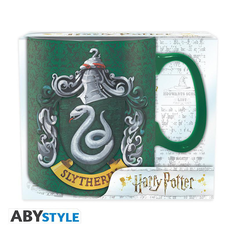 Ein grüner Harry Potter Slytherin Becher in einer Box. Mit Slytherin-Wappen und Harry Potter-Logo.