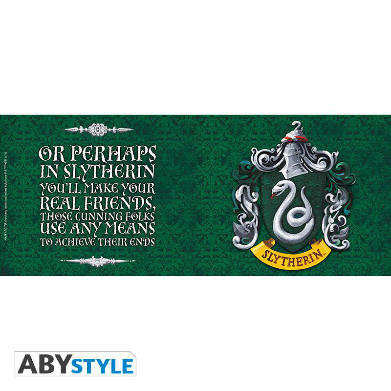 Harry Potter-Poster mit grünem Hintergrund. Slytherin-Text und Wappen sind sichtbar.