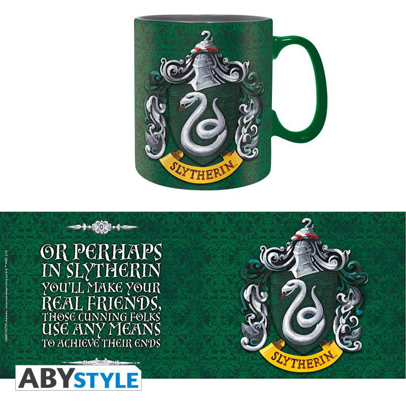 Grüner Slytherin-Becher mit Schlange und Wappen. Der Hintergrund ist ein dekoratives Muster.