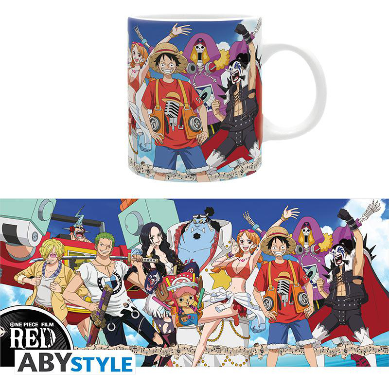 Eine One Piece-Tasse mit verschiedenen Anime-Charakteren auf der Tasse und im Hintergrund.
